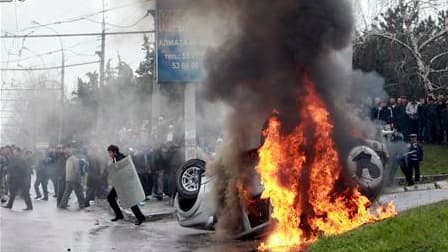 Lors des heurts entre manifestants anti-gouvernement et policiers anti-émeutes mercredi près des bâtiments de l'administration présidentielle à Bichkek. L'opposition kirghize a affirmé mercredi en fin de soirée qu'elle contrôlait le pouvoir dans la capita