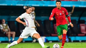 Adrien Rabiot face à Cristiano Ronaldo pendant l'Euro 2021