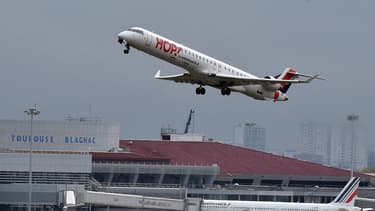 Le CRJ appartient à la gamme d'avions régionaux de Bombardier, qui possède de 75 à 100 places.