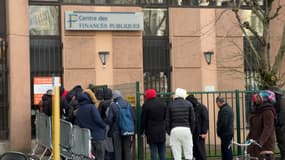 Des personnes attendant de rentrer dans le centre des finances publiques du 3e arrondissement de Lyon 