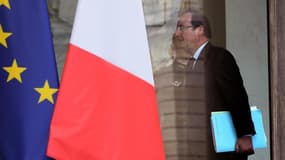 La cote de confiance de François Hollande a reculé de deux points à 27%, celle de Jean-Marc Ayrault restant stable à 26%, selon le baromètre TNS Sofres-Le Figaro Magazine. /Photo prise le 19 juin 2013/EUTERS/Philippe Wojazer