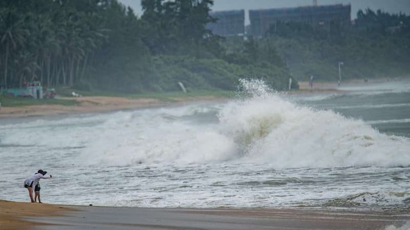 Des fortes vagues à l'approche d'un cyclone, le 17 juillet 2023 à Boao, dans la province chinoise du Hainan