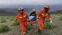 Des sauveteurs transportent du matériel pour venir en aide à des coureurs pris dans de fortes intempéries, le 22 mai 2021, près de Baiyin dans le nord-ouest de la Chine
