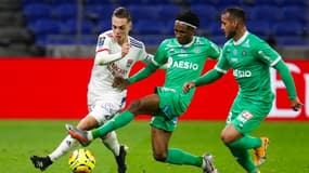Caqueret face à Neyou et Trauco lors du match aller