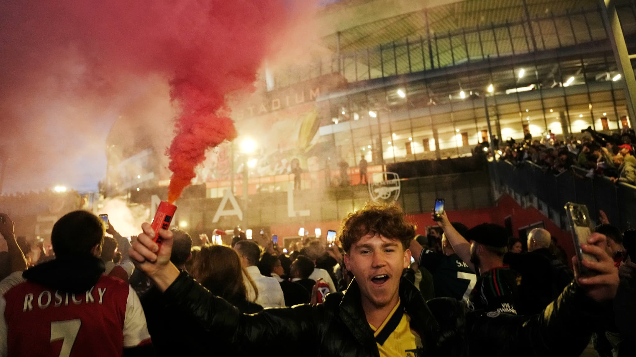 Arsenal: the forecourt of the Emirates Stadium invaded, scenes of jubilation in London after the Gunners title
