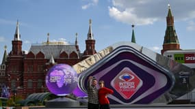 Le compte à rebours du Concours Intervision de la chanson est affiché sur la place Manezhnaya, devant le Kremlin, à Moscou, le 17 septembre 2025.
