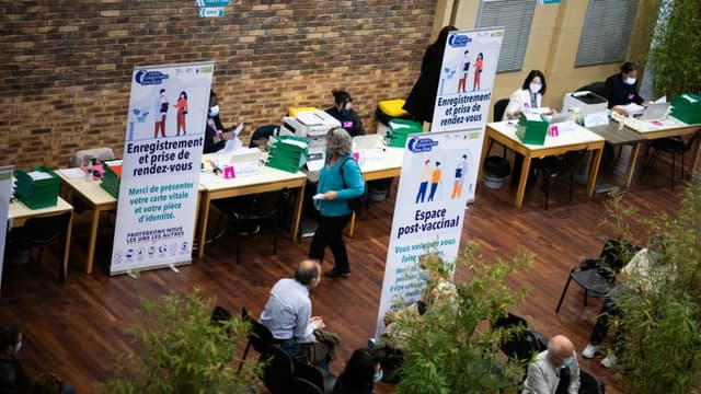 Des patients attendent dans un centre de vaccination à Sainte-Geneviève des Bois dans l'Essonne,le 24 avril 2021.