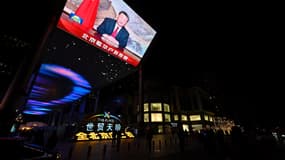 Un grand écran montre le président chinois Xi Jinping prononçant un discours avant les célébrations du Nouvel An à Pékin le 31 décembre 2024.