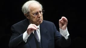 Le chef d'orchestre Pierre Boulez lors d'un concert sous la pyramide du Louvre, à Paris, en décembre 2011
