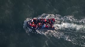 Cette photo aérienne prise le 16 septembre 2023 depuis un avion de la police française aux frontières (PAF) montre des migrants à bord d'un canot utilisé pour le trafic illicite alors qu'ils tentent de traverser la Manche vers la Grande-Bretagne depuis une plage du Touquet, nord de la France. (Photo d'illustration)