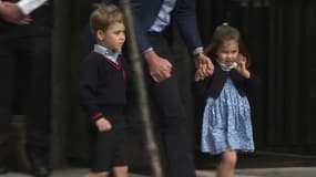 Royal baby: acclamé par la foule, le prince William arrive à la maternité avec ses deux enfants George et Charlotte