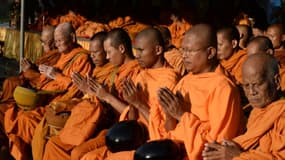 Des bonzes thailandais prient lors d'une cérémonie pour le 86e anniversaire de la reine Sirikit, le 12 août 2018 à Narathiwat.