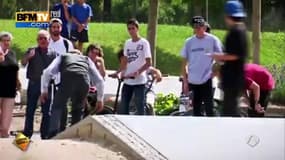 Un vieil homme piège des jeunes au skatepark