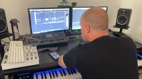 Nicolas Bredin, compositeur de la bande originale du jeu Under The Waves, dans son studio d'enregistrement à Strasbourg le 5 septembre 2023.