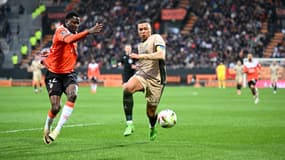 Kylian Mbappé face à Nathaniel Adjei lors du match entre Lorient et le PSG (1-4), le 24 avril 2024