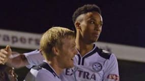 Cohen Bramall (à droite) a impressionné sur son couloir gauche en septième division anglaise... au point d'intéresser Arsenal.