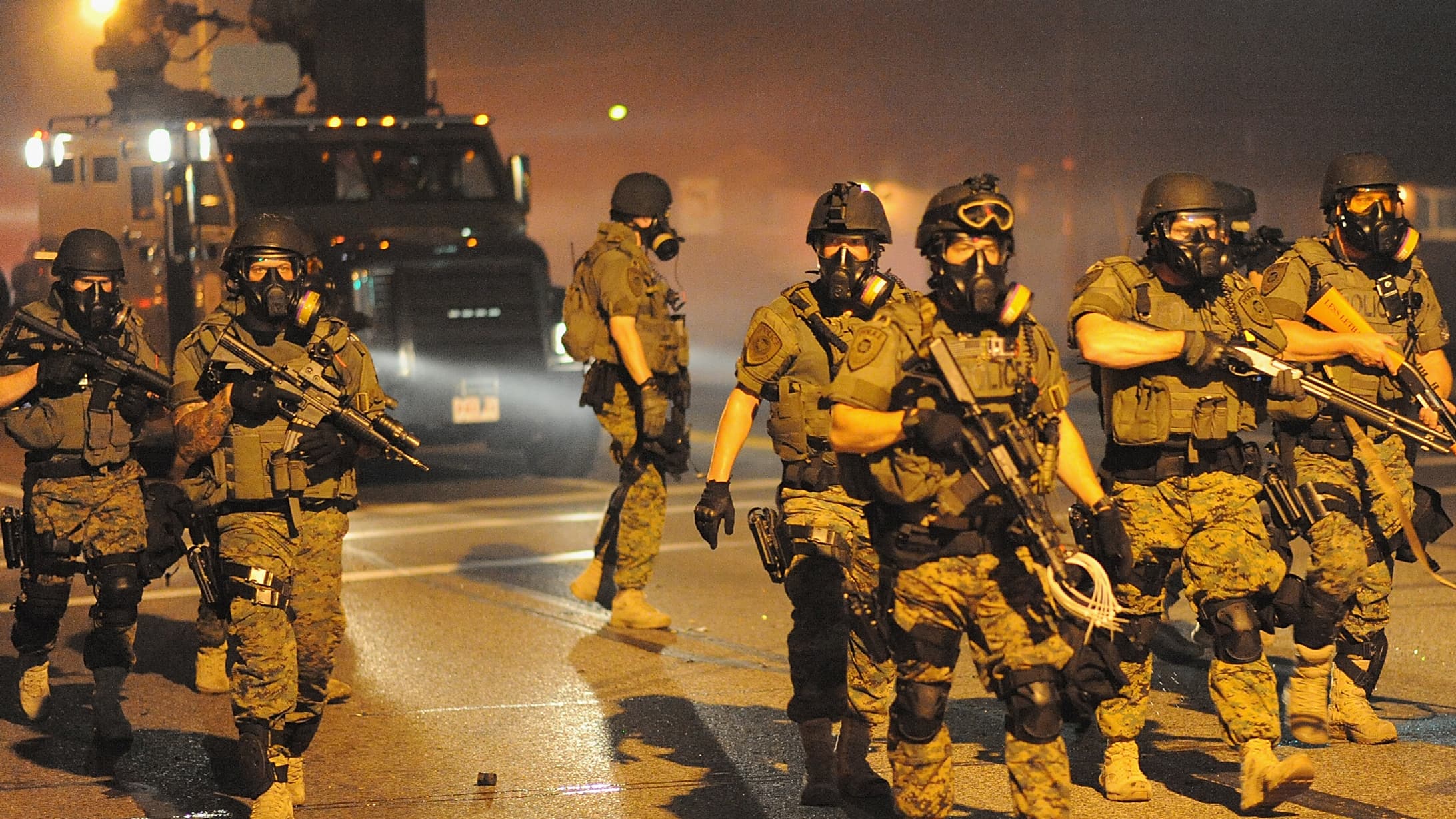 Des officiers de police équipés comme des militaires, le 18 août 2014, à Ferguson, dans le Missouri. Des officiers de police équipés comme des militaires, le 18 août 2014, à Ferguson, dans le Missouri.