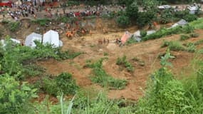 Des secouristes à l'oeuvre après un glissement de terrain à Chittagong, au Bangladesh, le 27 juin 2012