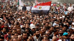 La dispersion par la force d'une manifestation place Tahrir, au Caire, dans la nuit de vendredi à samedi, alimente les craintes des militants qui accusent l'armée au pouvoir en Egypte de "trahir le peuple". /Photo prise le 25 février 2011/REUTERS/Peter An