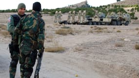 Des militaires tunisiens à la frontière avec l'Algérie où l'attaque contre le bus s'est déroulée.