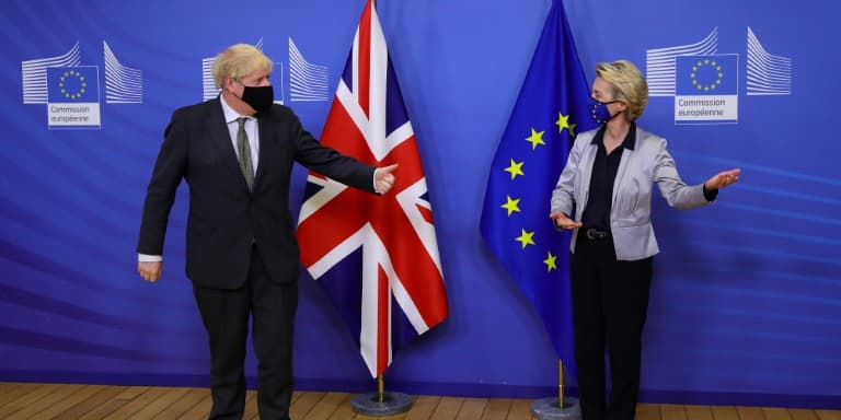 Le Premier ministre britannique Boris Johnson (g) et la présidente de la Commission Ursula von der Leyen, le 9 décembre 2020 à Bruxelles 