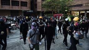 Un groupe de manifestants tentant de sortir de la Hong Kong Polytechnic University, le dimanche 17 novembre 2019