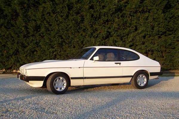La Capri 2.8 Injection de 1985 sera l'un des derniers modèles de cette série qui, après trois générations, s'éteint pour laisser place à la Sierra. 
