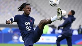 Le milieu de terrain de l'équipe de France de football, Eduardo Camavinga, à l'échauffement, le 11 octobre 2020 au Stade de France à Saint-Denis, avant le match de la Ligue des Nations contre le Portugal