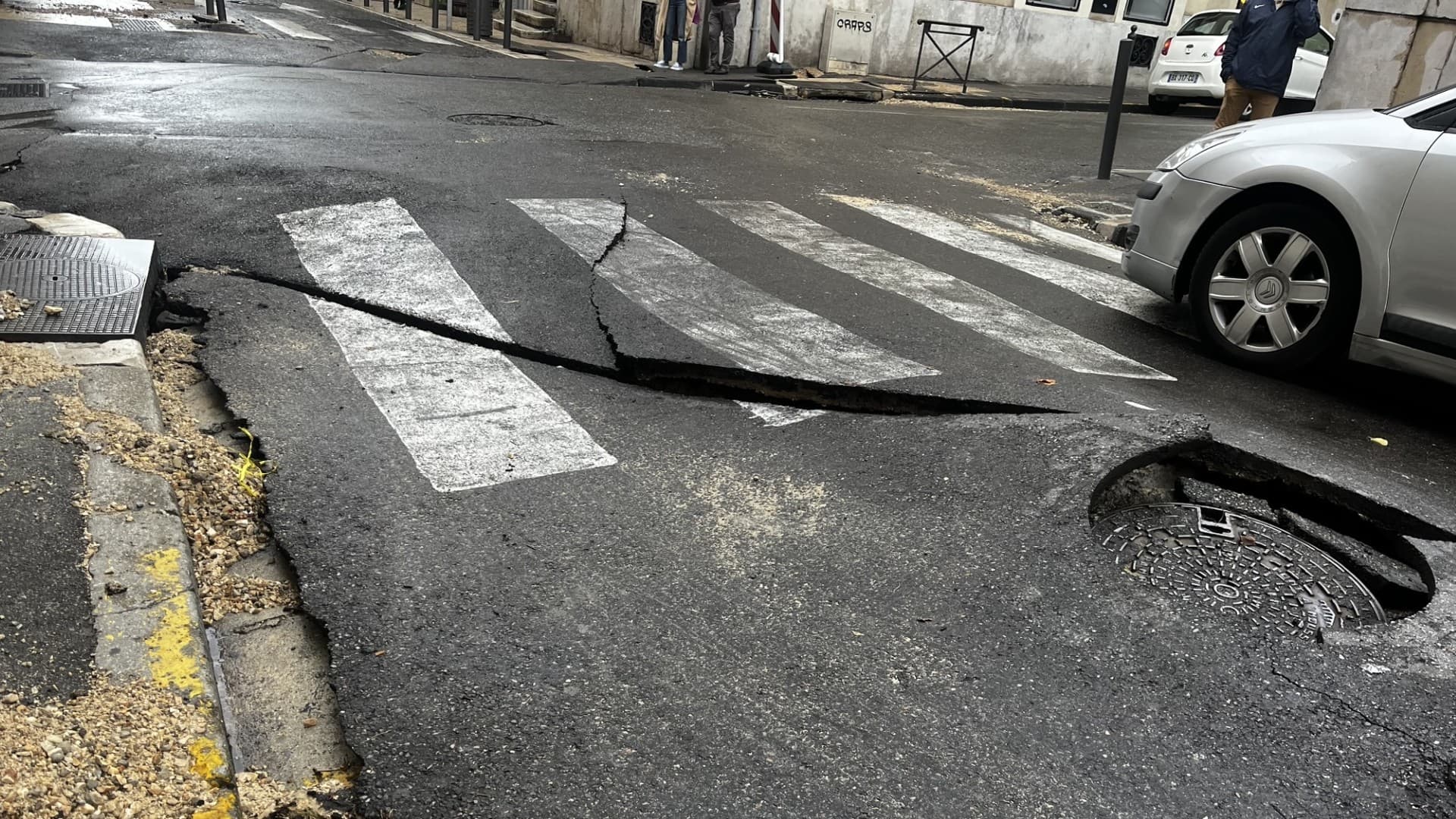 La rue Grignan à l'angle de la rue Breteuil, le 8 octobre 2024 à Marseille, après de fortes pluies.