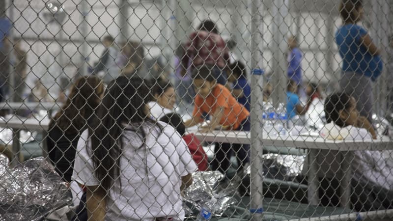 Les enfants séparés de leurs parents sont parqués dans des centres de détention. - AFP