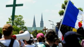 Des participants au pèlerinage de Chartres (Eure-et-Loire) se dirige vers la cathédrale de la ville, le 1er juin 2009.