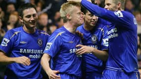 Damien Duff balance sur Frank Lampard et Eidur Gudjohnsen