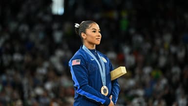Jordan Chiles sur le podium des JO de Paris 2024.