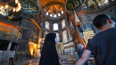 Des touristes turcs visitent Sainte-Sophie à Istanbul le 26 juin 2020