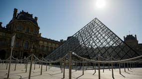 La pyramide du Louvre et l'entrée du Musée, le 23 juin 2020 à Paris