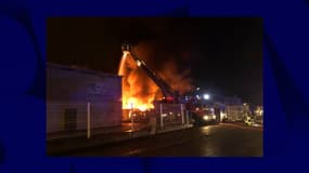 Près des deux tiers de l'entrepôt ont été détruit par les flammes dans la nuit de dimanche à lundi