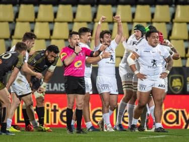 Les Toulousains célèbrent leur victoire sur le terrain de La Rochelle