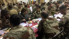 Florence Parly dîne avec les soldats de l'opération Barkhane, à Tessalit, au Nord-Mali, le 31 décembre 2017.