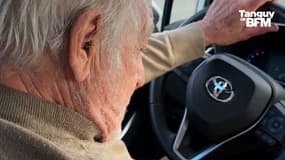Un conducteur participe à un stage de perfectionnement destinée aux automobilistes seniors, le 13 février 2024.