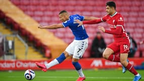 Richarlison devant Ozan Kabak, à Liverpool le 20 février 2021