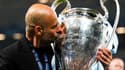 Pep Guardiola embrassant la Ligue des champions remportée par Manchester City, 10 juin 2023