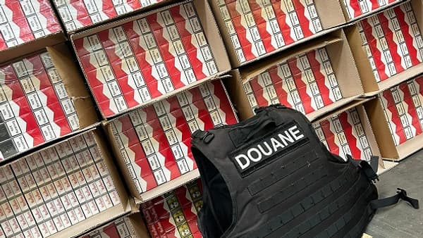 Des cigarettes de contrebande saisies par les douanes françaises dans un camion circulant sur l'autoroute A4, le 21 octobre 2023. Des cigarettes de contrebande saisies par les douanes françaises dans un camion circulant sur l'autoroute A4, le 21 octobre 2023.