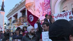 Plusieurs centaines de personnes s'étaient réunies à Tunis sur l'avenue Habib-Bourguiba pour défendre les valeurs de al démocratie. 