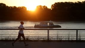 Un joggeur à l'aube sur les quais de Bordeaux pour éviter la chaleur, le 21 août 2023 lors d'un épisode de canicule en France. Photo d'illustration