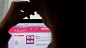 Une personne regarde un site de vente de pilules abortives  le 8 mai 2020, à Arlington, en Virginie (photo d'illustration)