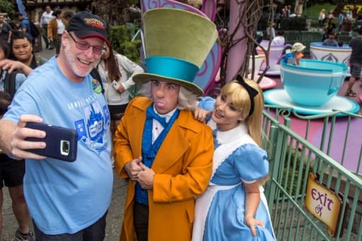 Photo fournie par Disney de Jeff Reitz en compagnie d'Alice et du Chapelier fou, le 22 juin 2017 lors de sa 2.000ème visite du parc d'attractions Disneyland à Anaheim (Los Angeles) Photo fournie par Disney de Jeff Reitz en compagnie d'Alice et du Chapelier fou, le 22 juin 2017 lors de sa 2.000ème visite du parc d'attractions Disneyland à Anaheim (Los Angeles)
