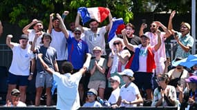 Arthur Fils célèbre avec les supporteurs français sa victoire face au Tchèque Jiri Vesely (4-6, 7-5, 6-2, 6-3) 1er tour de l'Open d'Australie, le 16 janvier 2024
