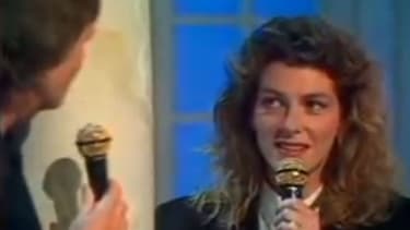 Florence Arthaud et Pierre Bachelet, interprétant "Flo", sur un plateau de télévision.