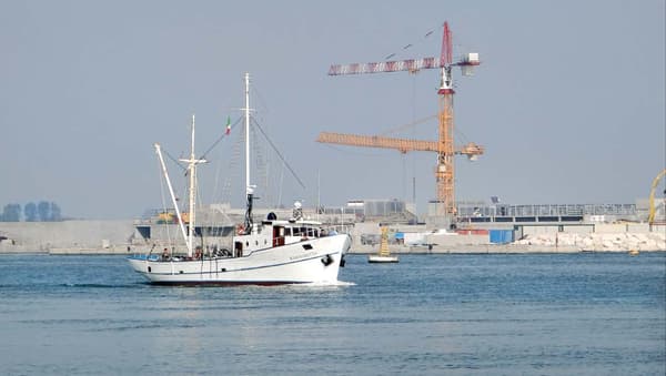 Construction de l'île artificielle du projet MOSE dans la passe du Lido, le 18 octobre 2012 dans la lagune de Venise.