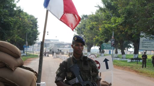 Un soldat français devant l'aéroport de Bangui, le 1er décembre 2013.